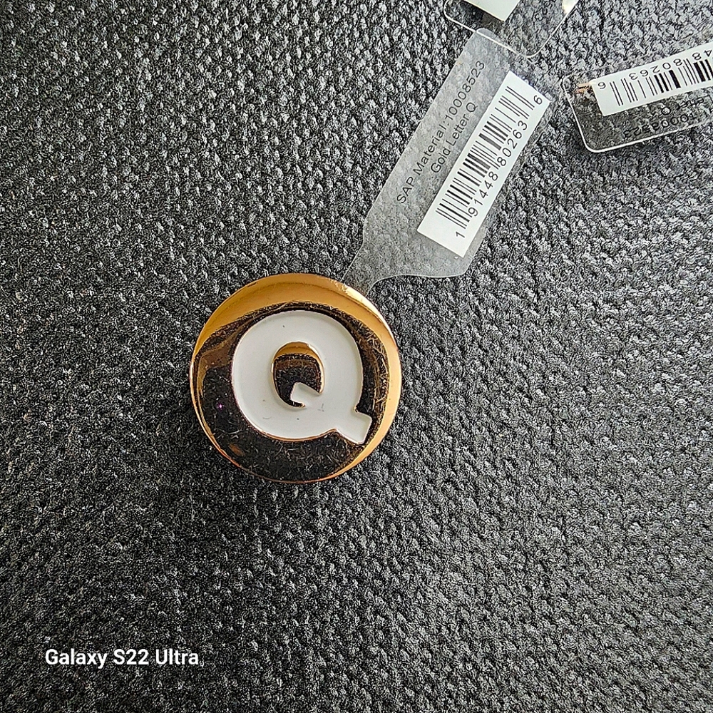 NEW crocs charms Q .....Gold and white